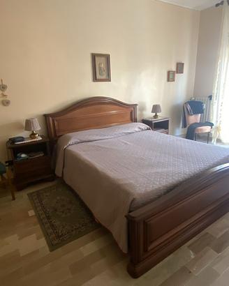 Camera da letto, letto, comò specchio, comodini