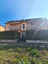 Quadrilocale su due livelli con garage lesignano b