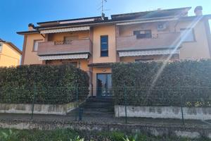 Quadrilocale su due livelli con garage lesignano b