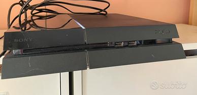 PS4 + 21 Giochi + 2 Controller