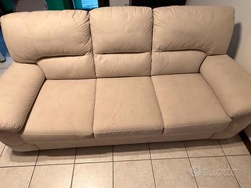 Divano tre posti colore beige/panna in pelle