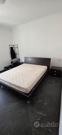 Letto, materasso e coppia di comodini