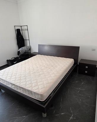 Letto, materasso e coppia di comodini
