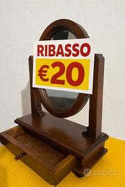 Specchiera da tavolo in legno con cassetto.