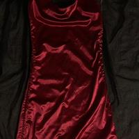 Vestito aderente com arricciatura laterale