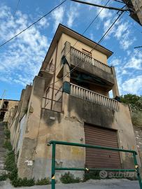 Immobile su due piani da ristrutturare