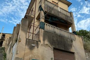 Immobile su due piani da ristrutturare