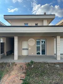 VILLA A SCHIERA A MACLODIO
