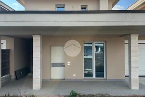 VILLA A SCHIERA A MACLODIO
