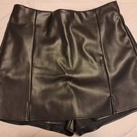 Minigonna-pantaloncino in finta pelle