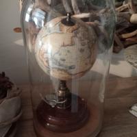 Ampolla di vetro con mappamondo