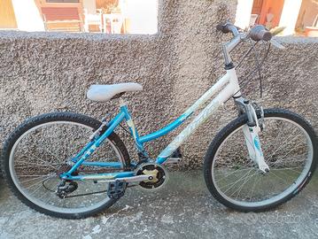 Mountain bike Atala azzurra e bianca 