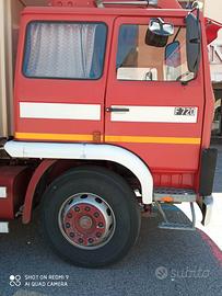 Camion volvo f7 sponda idraulica e cassone frigo