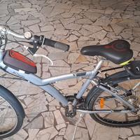 Bici b'Twin 26" con ammortizzat. centrale Arancio