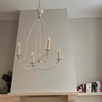 Lampadario a quattro braccia bianco