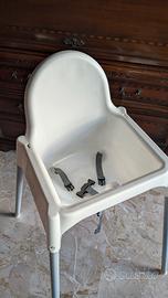 Seggiolone Ikea con cinture di sicurezza 