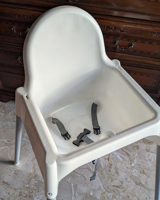 Seggiolone Ikea con cinture di sicurezza 