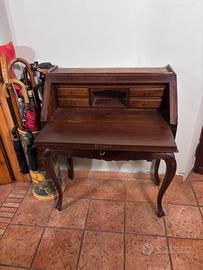 Trumot in noce con vetrina