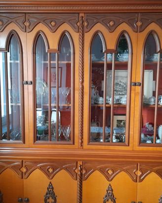 Credenza con doppia vetrina