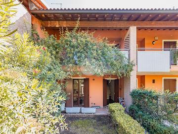 VILLA A SCHIERA A SOMMACAMPAGNA