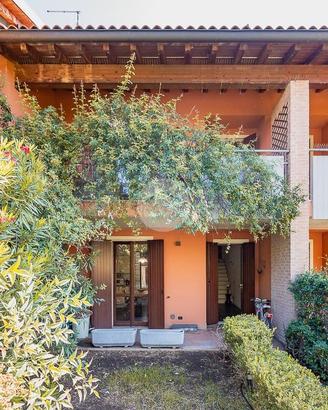 VILLA A SCHIERA A SOMMACAMPAGNA