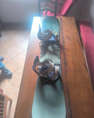 tavola snowboard Burton freestyle con attacchi