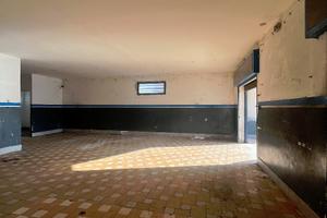 Rif 496 locale commerciale domiziana