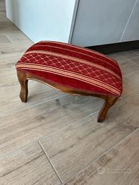 Poggiapiedi vintage in legno con seduta imbottita.