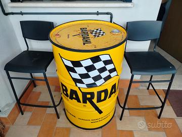 sgabelli e fusto olio vuoto