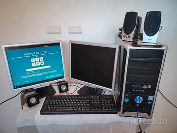 PC con Windows 10 e accessori.