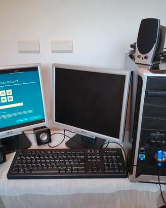 PC con Windows 10 e accessori.