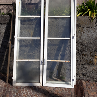 Finestra grande in alluminio con telaio