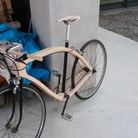 Bici artigianale con telaio in legno