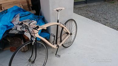 Bici artigianale con telaio in legno