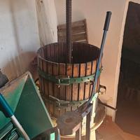 torchio vinario manuale con pigiatrice e cisterne