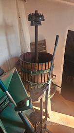 torchio vinario manuale con pigiatrice e cisterne