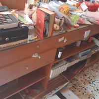 bancone cartoleria o gadget e giocattoli + vetrine