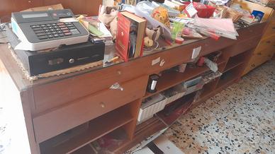 bancone cartoleria o gadget e giocattoli + vetrine