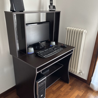 Scrivania porta PC - compatta e funzionale