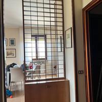 Griglia divisoria in legno con credenza