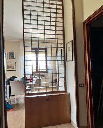 Griglia divisoria in legno con credenza