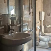 Bagno completo doccia lavandino sanitari 