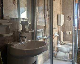 Bagno completo doccia lavandino sanitari 
