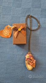 Collana con ciondolo artigianale.