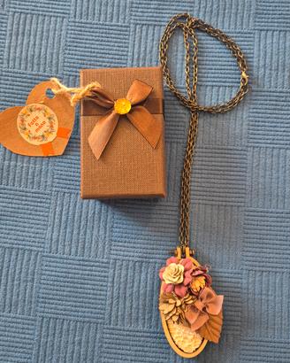Collana con ciondolo artigianale.