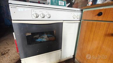 Cucina Indesit 4 fuochi con forno