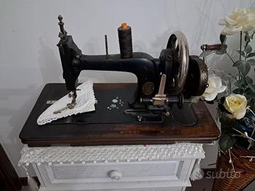 Macchina da cucire dell'ottocento. 
