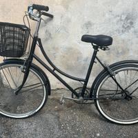 Bicicletta in stile retrò ben tenuta.