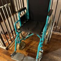 Sedia a rotelle richiudibile