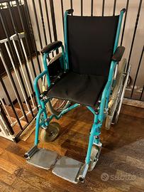 Sedia a rotelle richiudibile
